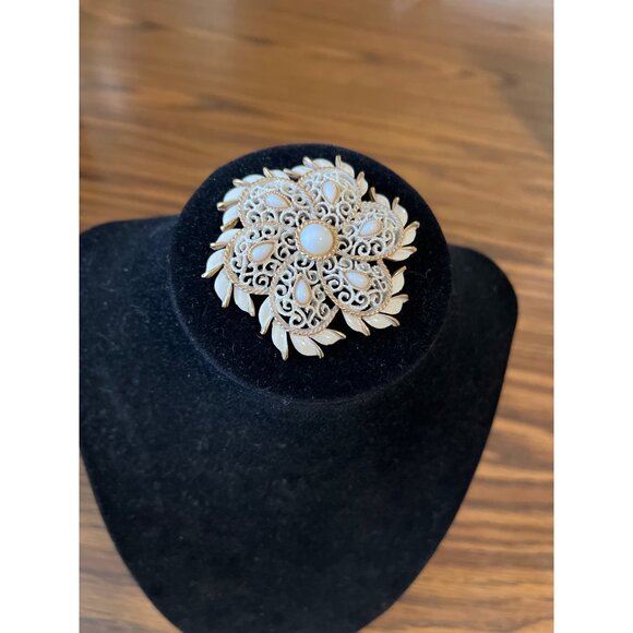 Crown Trifari cabochon white enamel open work flower brooch vintage - Picture 1 of 4